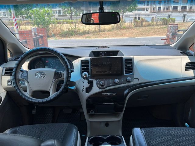 新車價200多萬的Toyota Sienna，搭載3.5升V6引擎與6速手自排變速箱動力系統，8人座全家出遊超讚  第15張相片
