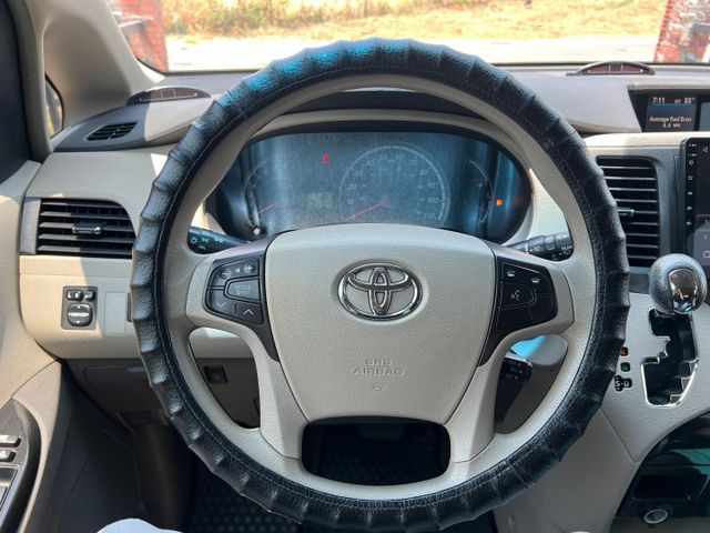 新車價200多萬的Toyota Sienna，搭載3.5升V6引擎與6速手自排變速箱動力系統，8人座全家出遊超讚  第17張相片