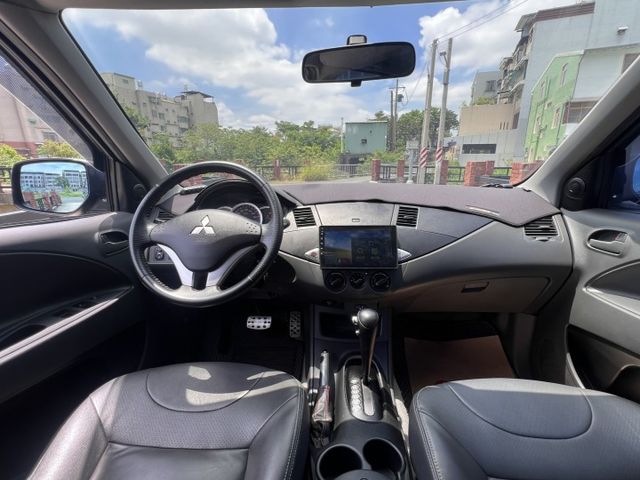 16年式 zinger 正常跑  認證美車 車況很好  #冷氣剛花好 升級安卓機 鋁圈 卡鉗加大碟盤  跑工程賺大錢  第7張相片
