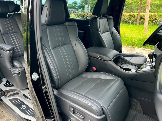LEXUS凌志 LM300H  第6張相片