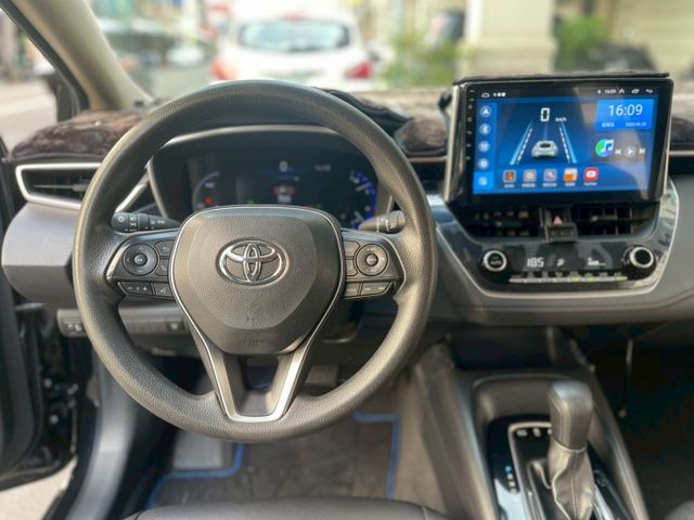 摸門解鎖 恆溫空調 免鑰匙啟動 ACC跟車 盲點偵測 Car Play 車道維持  第5張相片