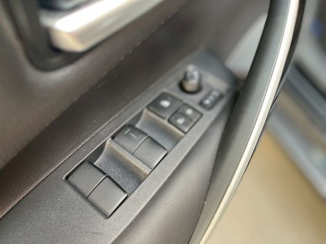 摸門解鎖 恆溫空調 免鑰匙啟動 ACC跟車 盲點偵測 Car Play 車道維持  第11張相片