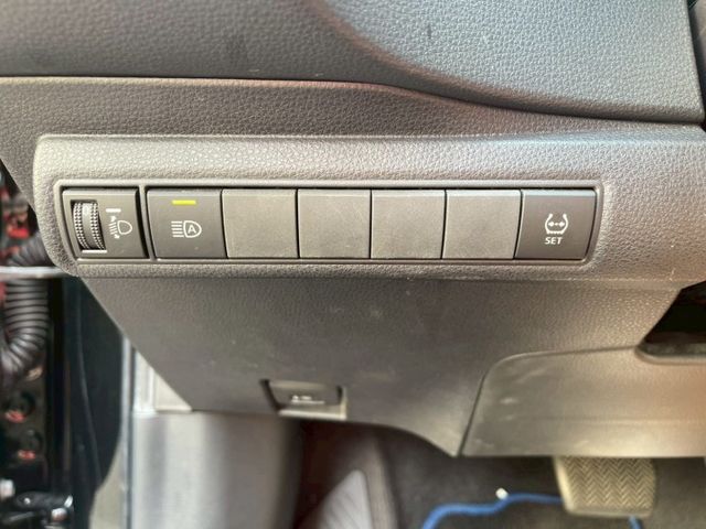 摸門解鎖 恆溫空調 免鑰匙啟動 ACC跟車 盲點偵測 Car Play 車道維持  第12張相片