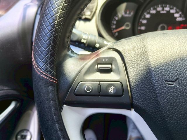 輕巧可愛 代步省油 藍牙影音 倒車顯影 倒車雷達 多功能方向盤  第7張相片