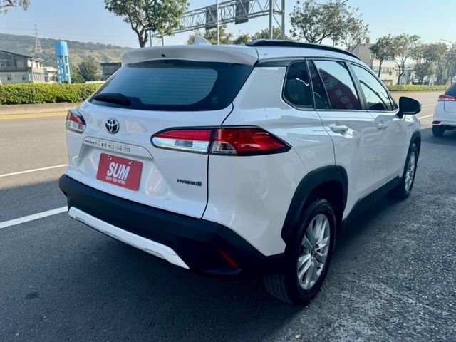油電版 低哩程 車況好！！內外如新車 小休旅～代步 載家人空間足夠～要露營要出遊都非常方便開車視野好 趕緊來店賞車!!  第4張相片