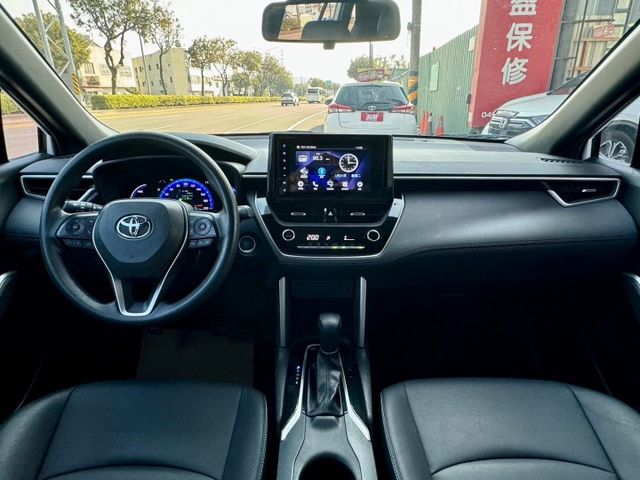 油電版 低哩程 車況好！！內外如新車 小休旅～代步 載家人空間足夠～要露營要出遊都非常方便開車視野好 趕緊來店賞車!!  第7張相片