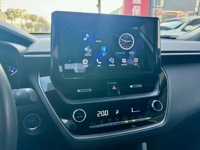 油電版 低哩程 車況好！！內外如新車 小休旅～代步 載家人空間足夠～要露營要出遊都非常方便開車視野好 趕緊來店賞車!!  第10張相片