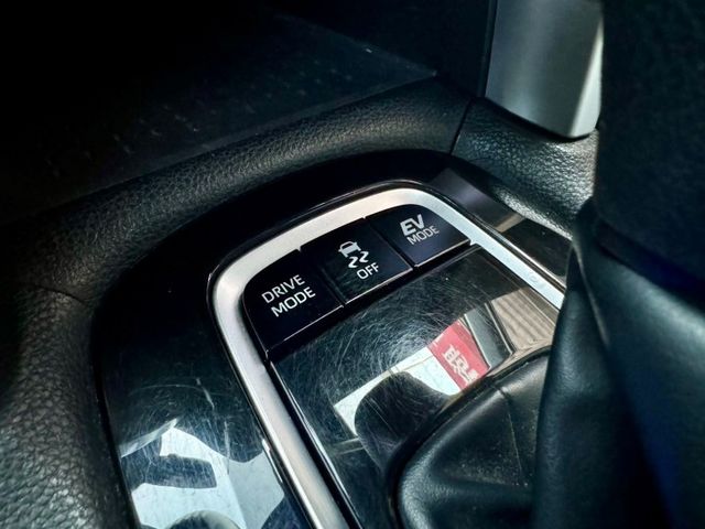 油電版 低哩程 車況好！！內外如新車 小休旅～代步 載家人空間足夠～要露營要出遊都非常方便開車視野好 趕緊來店賞車!!  第11張相片