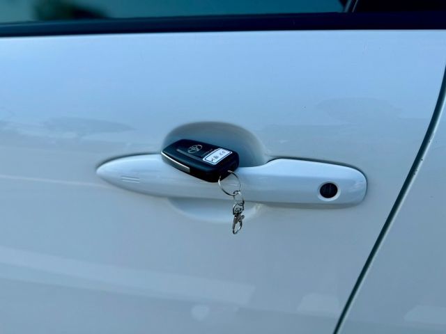 油電版 低哩程 車況好！！內外如新車 小休旅～代步 載家人空間足夠～要露營要出遊都非常方便開車視野好 趕緊來店賞車!!  第18張相片
