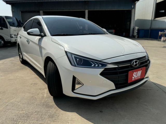 外型流線時尚看這台Elantra 好開又省油 座椅舒適 底盤扎實操控好～ 內外漂亮 車況好 無待修 趕緊來店賞車!!  第2張相片