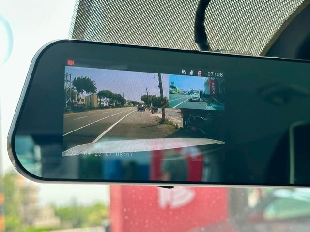 熱門小休旅GLB版 定速IKEY 衛星導航 AppleCarp 藍芽 倒車顯影 車漂亮 原廠保養 趕緊來電賞車  第15張相片