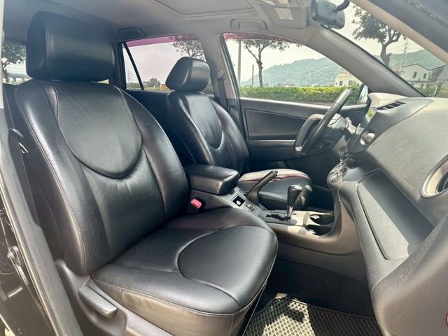 進口RAV4 G版 天窗 電動椅 定速 衛星導航 倒車顯影 藍芽 雙區恆溫 車頂行李架 車漂亮 趕緊來店賞車  第11張相片