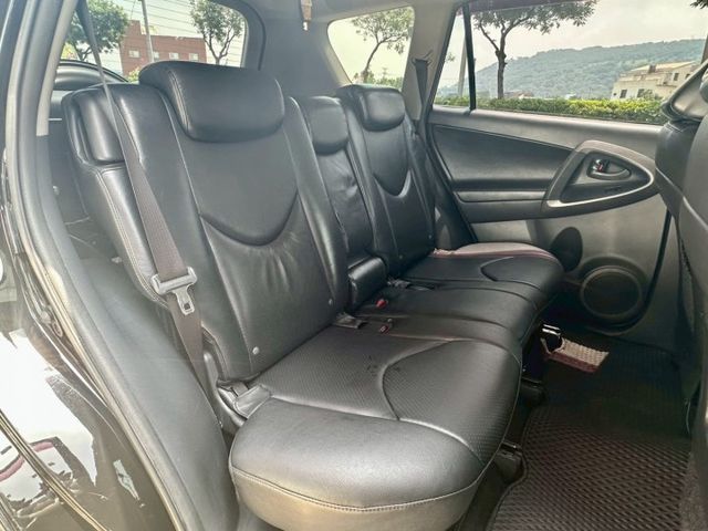 進口RAV4 G版 天窗 電動椅 定速 衛星導航 倒車顯影 藍芽 雙區恆溫 車頂行李架 車漂亮 趕緊來店賞車  第13張相片