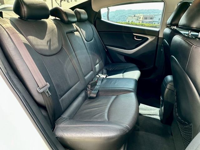 旗艦版 車況好無待修 電動椅 天窗 IKEY摸門 定速 衛星導航 倒車顯影 雙區恆溫 空力套件  車漂亮 趕緊來店賞車  第13張相片