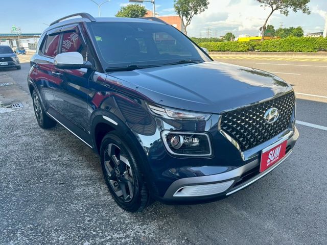 GLC版配備滿~LED頭燈日行燈尾燈 盲點 Qi無線充電 IKEY AppleCarPlay  車漂亮 趕緊來店賞車  第2張相片