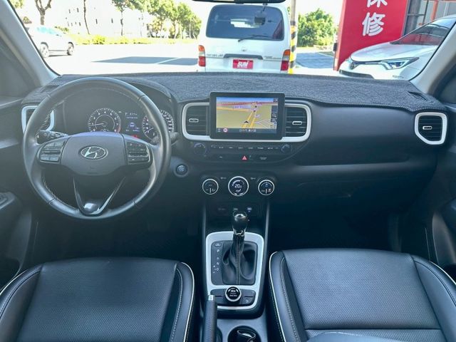 GLC版配備滿~LED頭燈日行燈尾燈 盲點 Qi無線充電 IKEY AppleCarPlay  車漂亮 趕緊來店賞車  第7張相片