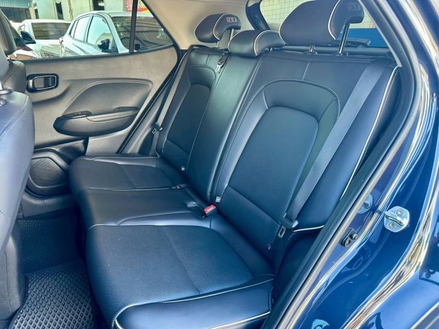 GLC版配備滿~LED頭燈日行燈尾燈 盲點 Qi無線充電 IKEY AppleCarPlay  車漂亮 趕緊來店賞車  第12張相片