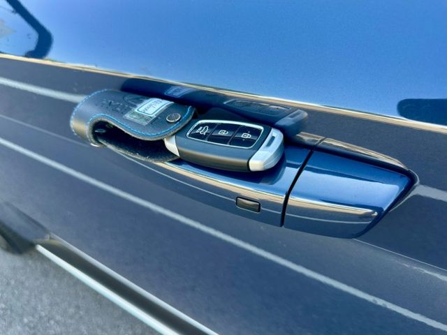 GLC版配備滿~LED頭燈日行燈尾燈 盲點 Qi無線充電 IKEY AppleCarPlay  車漂亮 趕緊來店賞車  第14張相片