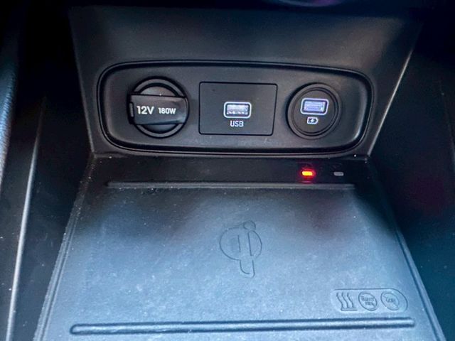 GLC版配備滿~LED頭燈日行燈尾燈 盲點 Qi無線充電 IKEY AppleCarPlay  車漂亮 趕緊來店賞車  第15張相片