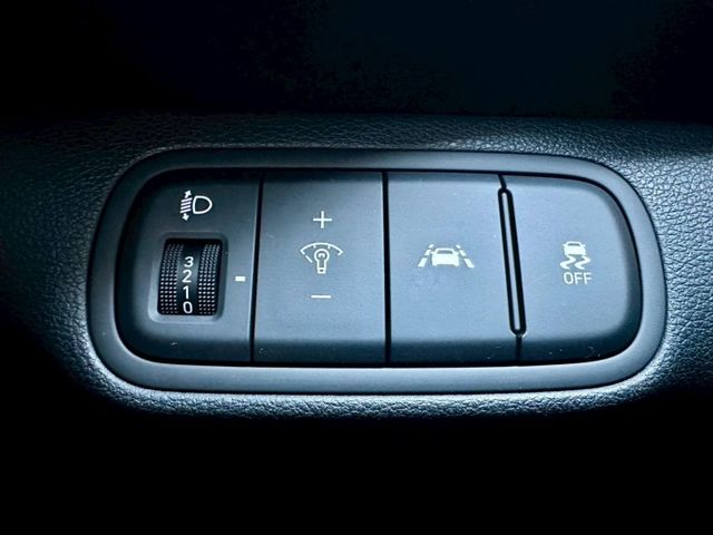 GLC版配備滿~LED頭燈日行燈尾燈 盲點 Qi無線充電 IKEY AppleCarPlay  車漂亮 趕緊來店賞車  第16張相片