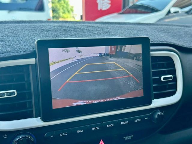 GLC版配備滿~LED頭燈日行燈尾燈 盲點 Qi無線充電 IKEY AppleCarPlay  車漂亮 趕緊來店賞車  第17張相片