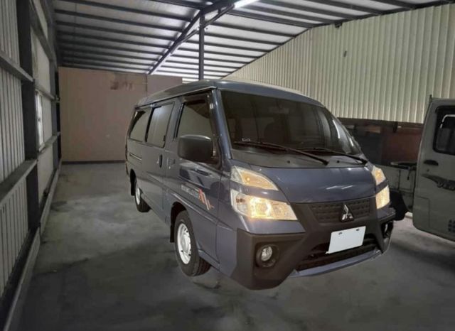8人座 工作載一波 玩樂裝更多 大馬力 低油耗 跑少車漂亮 內外如新 趕緊來店賞車 錯過就難找!!  第1張相片