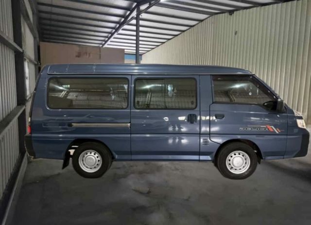 8人座 工作載一波 玩樂裝更多 大馬力 低油耗 跑少車漂亮 內外如新 趕緊來店賞車 錯過就難找!!  第2張相片