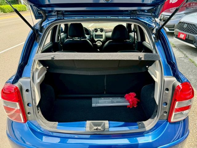 低里程 都車庫 家庭用車 載小朋友 跑市區 買菜停車都方便 好開省油 代步 開遠途也不是問題~內外乾淨 CP值高別錯過!  第9張相片