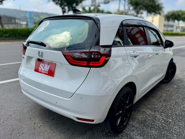 汽油版 車況好 車庫車 內外如新車 外觀型好看 內裝有質感～ACC 車道維持 LED頭尾燈 配備多  車漂亮 別錯過囉～  第4張相片