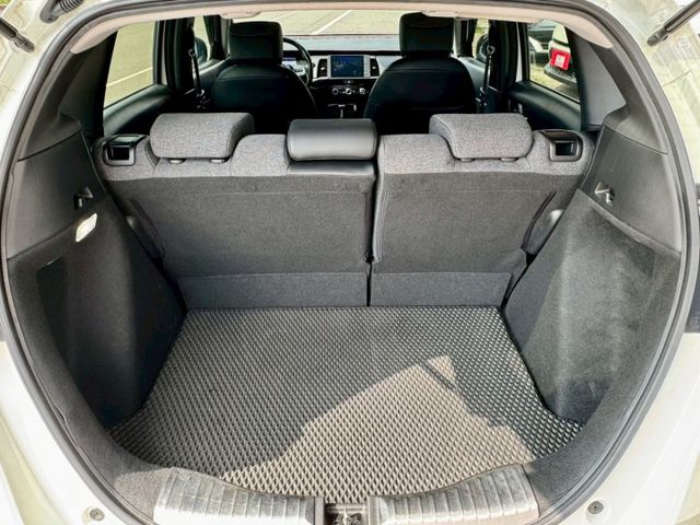 汽油版 車況好 車庫車 內外如新車 外觀型好看 內裝有質感～ACC 車道維持 LED頭尾燈 配備多  車漂亮 別錯過囉～  第9張相片