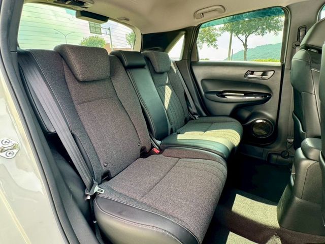 汽油版 車況好 車庫車 內外如新車 外觀型好看 內裝有質感～ACC 車道維持 LED頭尾燈 配備多  車漂亮 別錯過囉～  第17張相片