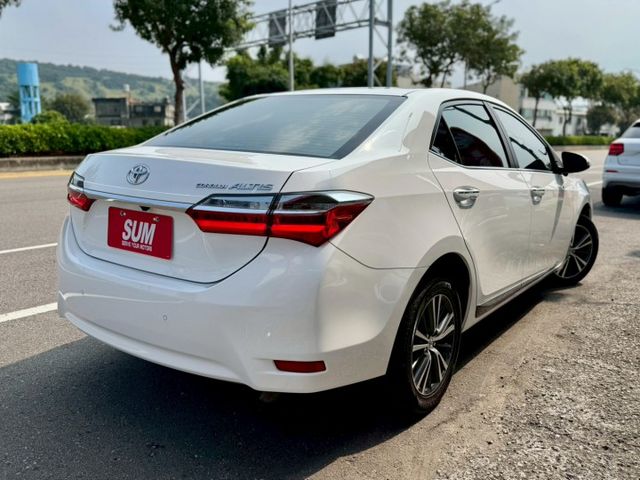 尊爵版 車況好 配備滿！ikey 摸門 盲點 定速 左右切換車道輔助鏡頭 抬頭顯示器 倒車顯影  導航 車漂亮 別錯過～  第3張相片