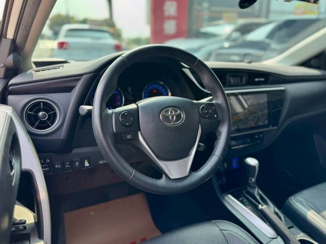 尊爵版 車況好 配備滿！ikey 摸門 盲點 定速 左右切換車道輔助鏡頭 抬頭顯示器 倒車顯影  導航 車漂亮 別錯過～  第5張相片