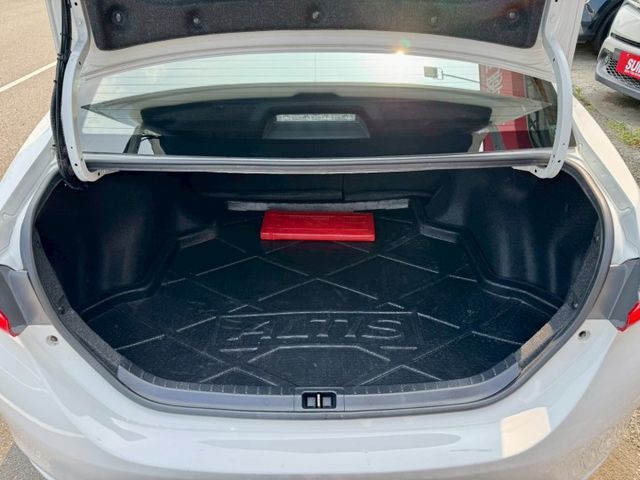 尊爵版 車況好 配備滿！ikey 摸門 盲點 定速 左右切換車道輔助鏡頭 抬頭顯示器 倒車顯影  導航 車漂亮 別錯過～  第9張相片