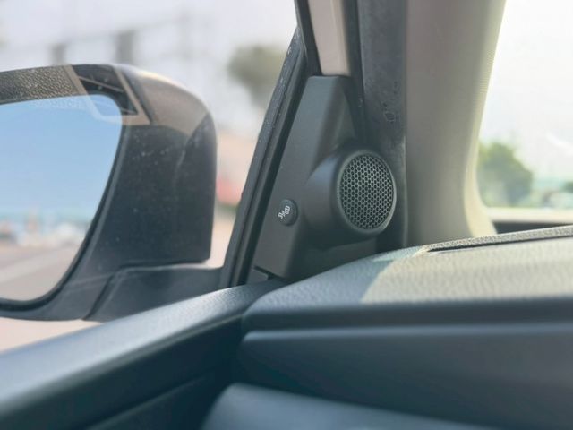 尊爵版 車況好 配備滿！ikey 摸門 盲點 定速 左右切換車道輔助鏡頭 抬頭顯示器 倒車顯影  導航 車漂亮 別錯過～  第12張相片