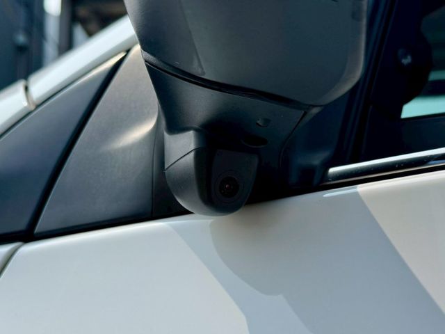 尊爵版 車況好 配備滿！ikey 摸門 盲點 定速 左右切換車道輔助鏡頭 抬頭顯示器 倒車顯影  導航 車漂亮 別錯過～  第13張相片