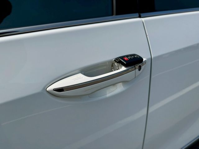 尊爵版 車況好 配備滿！ikey 摸門 盲點 定速 左右切換車道輔助鏡頭 抬頭顯示器 倒車顯影  導航 車漂亮 別錯過～  第15張相片