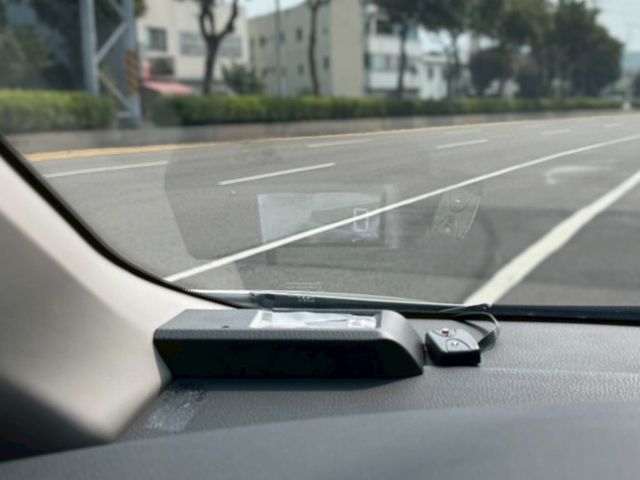 尊爵版 車況好 配備滿！ikey 摸門 盲點 定速 左右切換車道輔助鏡頭 抬頭顯示器 倒車顯影  導航 車漂亮 別錯過～  第20張相片