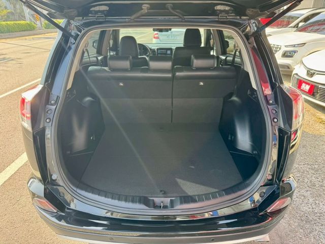 尊爵版 ACC跟車 AEB自動煞停 車道偏離 LED頭尾燈 電動椅 IKEY摸門 抬頭顯 CARPLAY配備滿!車況讚  第9張相片