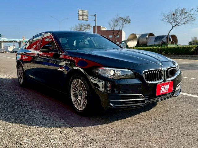 柴油520d 省油馬力足夠 好開舒適又安靜沒什麼毛病 房車舒適座駕 車況美有在顧車就是不一樣～ 實車比照片漂亮！別錯過～  第2張相片