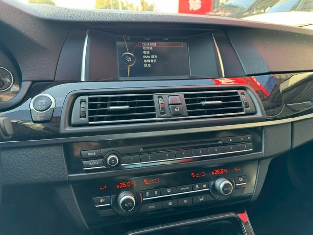 柴油520d 省油馬力足夠 好開舒適又安靜沒什麼毛病 房車舒適座駕 車況美有在顧車就是不一樣～ 實車比照片漂亮！別錯過～  第10張相片