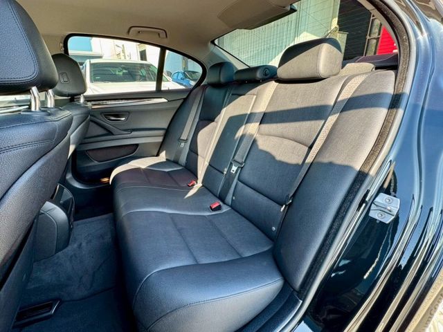 柴油520d 省油馬力足夠 好開舒適又安靜沒什麼毛病 房車舒適座駕 車況美有在顧車就是不一樣～ 實車比照片漂亮！別錯過～  第16張相片