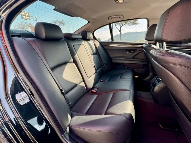 柴油520d 省油馬力足夠 好開舒適又安靜沒什麼毛病 房車舒適座駕 車況美有在顧車就是不一樣～ 實車比照片漂亮！別錯過～  第18張相片