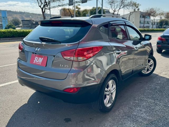 一手車 僅跑7萬~ 低里程車況好 還配安卓機 前後行車記錄器 倒車顯影等功能 便宜休旅車 好載又實用代步長途不是問題~  第3張相片