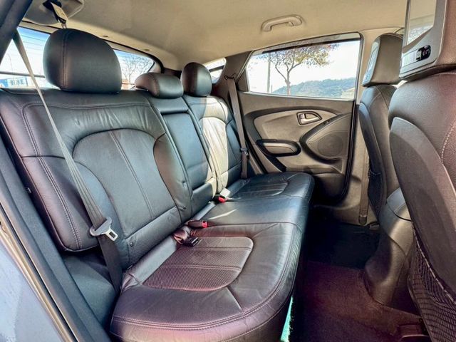 一手車 僅跑7萬~ 低里程車況好 還配安卓機 前後行車記錄器 倒車顯影等功能 便宜休旅車 好載又實用代步長途不是問題~  第13張相片