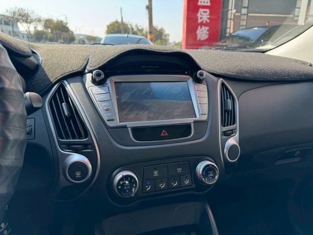 一手車 僅跑7萬~ 低里程車況好 還配安卓機 前後行車記錄器 倒車顯影等功能 便宜休旅車 好載又實用代步長途不是問題~  第14張相片