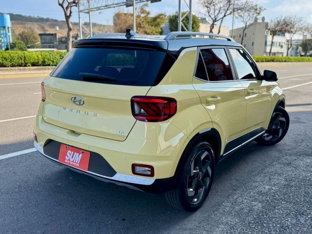 僅跑1萬~別錯過!珍妮佛 黃 限量版 GLB版 盲點 Qi無線充 車道偏離 倒車顯影 Carplay 真皮方向盤 車漂亮  第3張相片