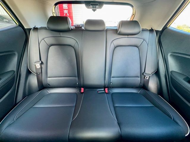 僅跑1萬~別錯過!珍妮佛 黃 限量版 GLB版 盲點 Qi無線充 車道偏離 倒車顯影 Carplay 真皮方向盤 車漂亮  第8張相片