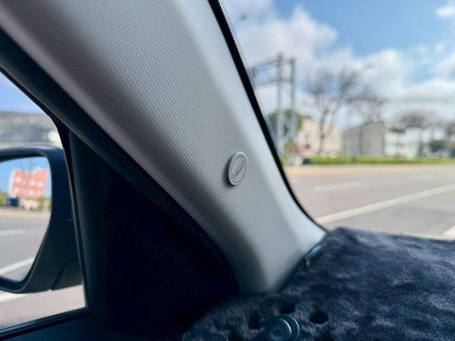 僅跑1萬~別錯過!珍妮佛 黃 限量版 GLB版 盲點 Qi無線充 車道偏離 倒車顯影 Carplay 真皮方向盤 車漂亮  第14張相片