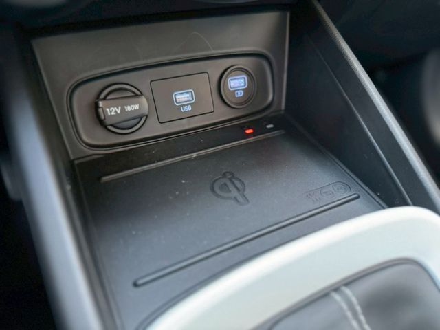 僅跑1萬~別錯過!珍妮佛 黃 限量版 GLB版 盲點 Qi無線充 車道偏離 倒車顯影 Carplay 真皮方向盤 車漂亮  第15張相片